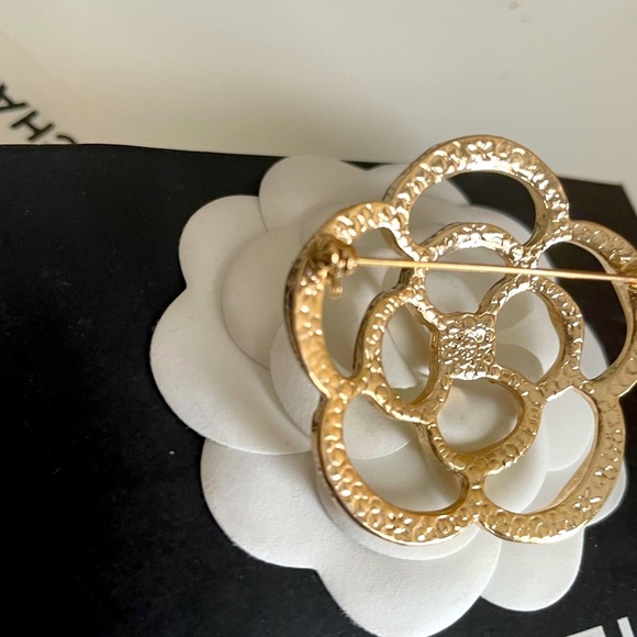 Brooch Camellia Flower Gold with Pearls and Stones - Picture 7 of 8